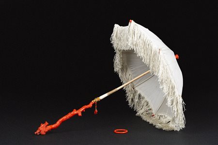 Importante ombrellino in corallo, avorio e oro, secolo XIX