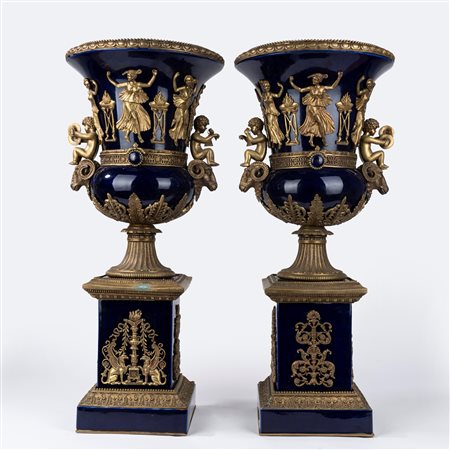 Coppia di grandi vasi in porcellana blu con applicazioni in bronzo dorato, prima metà del XX secolo
