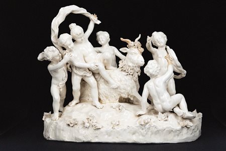 Grande gruppo scultoreo in maiolica bianca di Capodimonte con giochi di putti, Napoli secolo XVIII