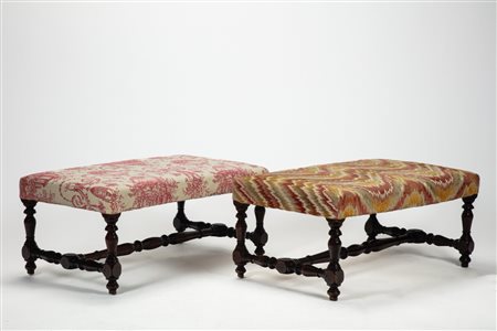 Coppia di panchetti in legno intagliato, secolo XVII