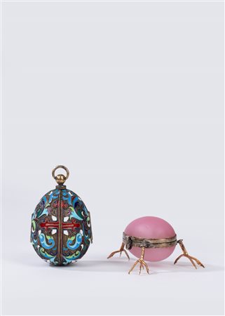 Lotto composto da un uovo cloisonné in argento dorato e smalti con miniatura e una scatola in opalino rosa e argento, Russia fine secolo XIX - inizio secolo XX