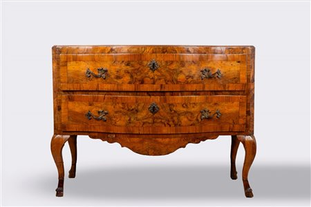 Comò lastronato con fronte mosso a due cassetti, secolo XVIII