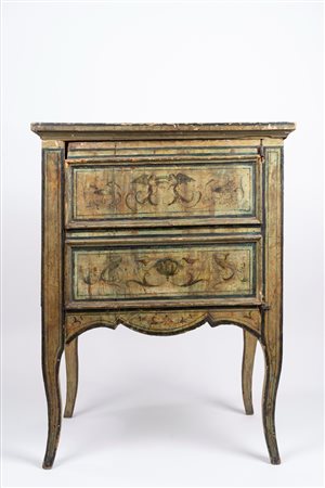 Piccolo comò a due cassetti in legno laccato, secolo XVIII