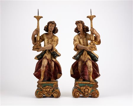 Coppia di angeli reggitorcia in legno intagliato, laccato e dorato, secolo XVII
