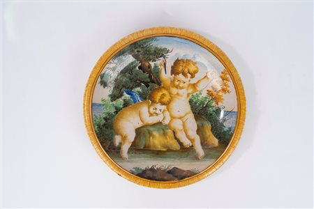 Piatto in maiolica policroma con putti, manifattura italiana secolo XX