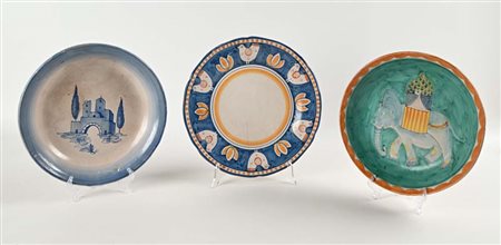 C.a.s. Vietri () Lotto di tre piatti in ceramica dipinta e smaltata Ognuno...