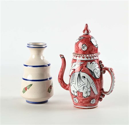 () Lotto di un vaso ed una teiera in ceramica dipinta smaltata, manifattura...