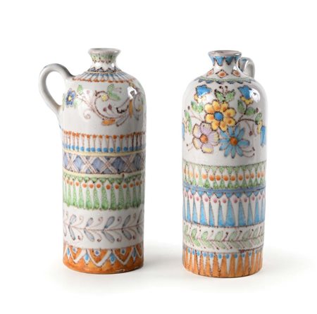 () Lotto di due brocche in ceramica dipinta, manifattura Pinto, Vietri su...