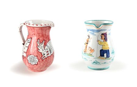 () Lotto di due brocche in ceramica dipinta, Manifattura Vietri Ognuna misura...