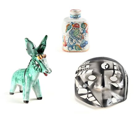 () Lotto di una boccetta, una maschera ed un asinello in ceramica smaltata...