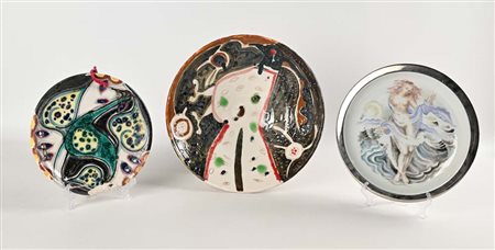 () Lotto di una grande ciotola e due piatti in ceramica dipinta La ciotola...