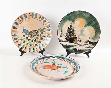 () Lotto di tre grandi piatti in ceramica dipinta smaltata Un piatto misura...