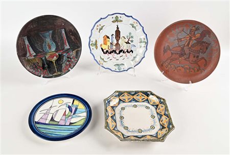 () Lotto di 5 piatti in ceramica dipinta Uno raffigura barche e vela in stile...
