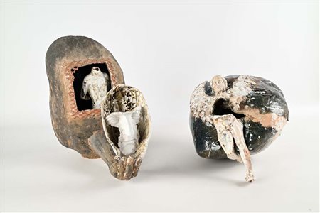 () Lotto di due sculture in terracotta dipinta Una scultura è firmata "Gi....