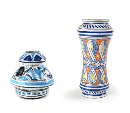 () lotto di due vasi in ceramica dipinta Il più piccolo è della manifattura...