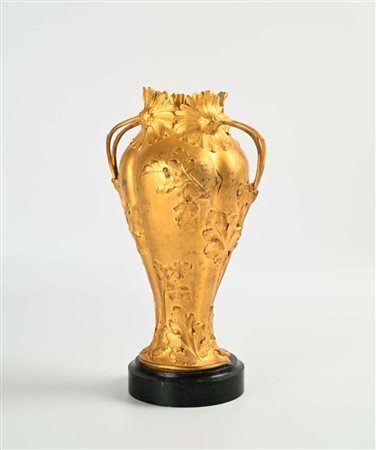 () Vaso Liberty in bronzo dorato su base in marmo nero Arricchito da...