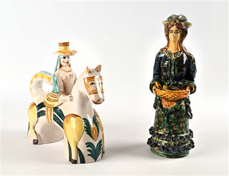 () Lotto di due sculture in ceramica smaltata policroma Una raffigura una...
