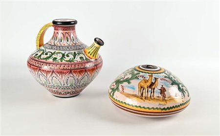() Lotto di un versatoio ed un vaso in ceramica dipinta Il versatoio misura...