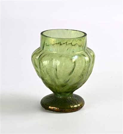 () Vasetto in vetro verde Art Nouveau cm h 11x8 Ø