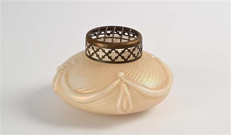 () Vaso Pique Fleurs Loetz Vetro bianco iridescente e chiusura in metallo...