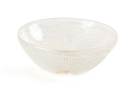 René Jules Lalique (Ay 1860 - Parigi 1945) Coppa in vetro opalescente con...