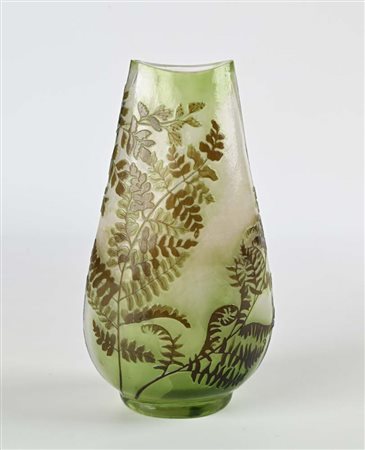 () Vaso in vetro verde, produzione Gallè, Francia Decorato con motivi...
