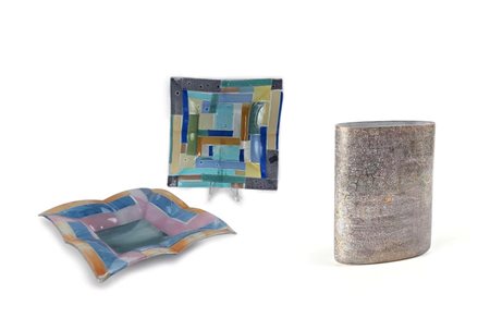 () Lotto di due grandi piatti-svuotatasche in vetro policromo ed un vaso in...