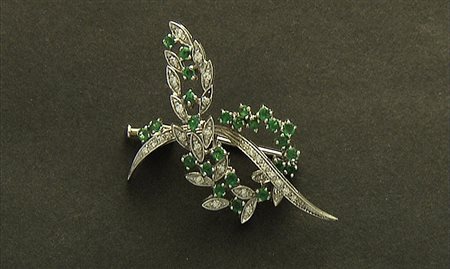 SPILLA SPILLA ANNI '60 CA. In oro bianco 18 kt di gusto floreale con decori...