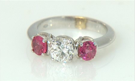 ANELLO ANELLO. In oro bianco 18 kt centrato da un diamante taglio vecchio ci...