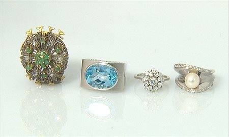 GIOIELLI VARI LOTTO DI QUATTRO GIOIELLI. In oro bianco e giallo 18 kt ed...