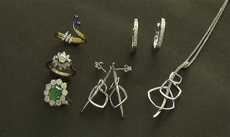GIOIELLI VARI LOTTO DI CINQUE GIOIELLI. In oro bianco e giallo 18 kt composto...