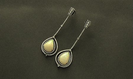 ORECCHINI COPPIA DI ORECCHINI PENDENTI. In oro bianco brunito 18 kt perno e...