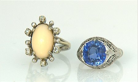 ANELLO LOTTO DI DUE ANELLI. In oro bianco 18 kt uno con gemma azzurra taglio...