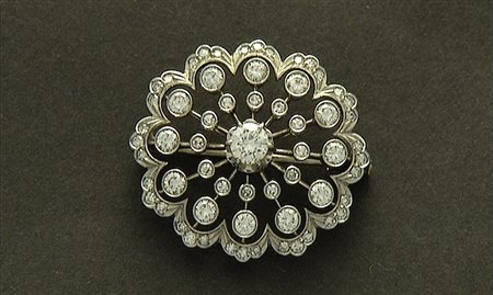 SPILLA SPILLA ANNI '60 CA. In oro bianco 18 kt montatura a raggiera centrata...