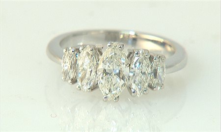 ANELLO ANELLO. In oro bianco 18 kt con cinque diamanti taglio navette...