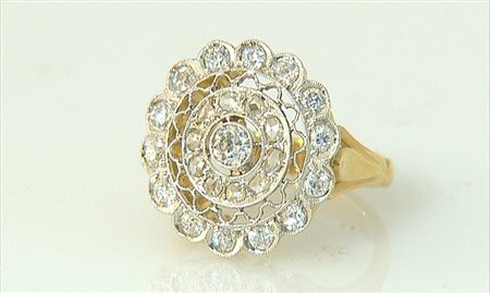 ANELLO ANELLO. In oro giallo e bianco 18 kt realizzato in stile anni '30 ma...