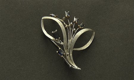 SPILLA SPILLA ANNI '60 CA. In oro bianco e giallo 18 kt realizzata a ramage...