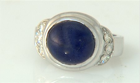 ANELLO ANELLO. In oro bianco 18 kt centrato da zaffiro taglio ovale cabochon...