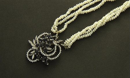COLLANA COLLANA. A tre fili di piccole perle coltivate con centrale in oro...