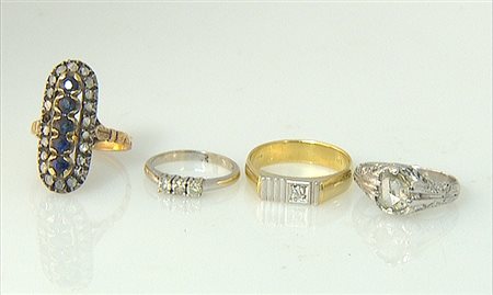 ANELLO LOTTO DI QUATTRO ANELLI. In oro giallo e bianco 18 kt, bassa caratura...