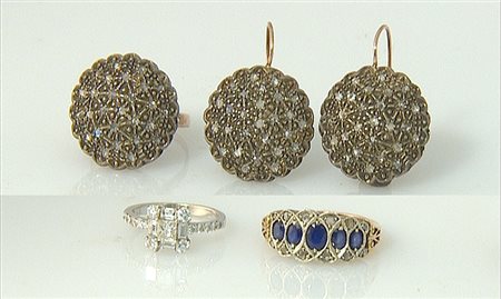 GIOIELLI VARI LOTTO DI TRE GIOIELLI. In oro bianco e giallo 18 kt, bassa...