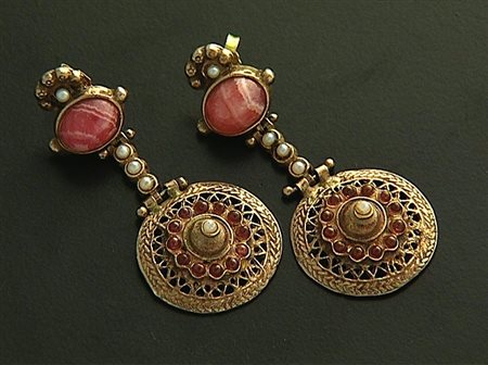 ORECCHINI COPPIA DI ORECCHINI PENDENTI. In argento d'orato ed oro giallo 18...