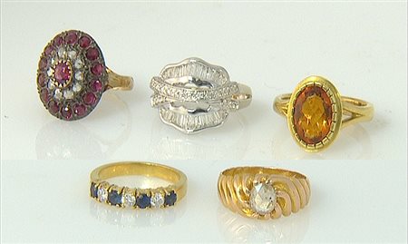 ANELLO LOTTO DI CINQUE ANELLI. In oro giallo e bianco 18 kt ed argento con...