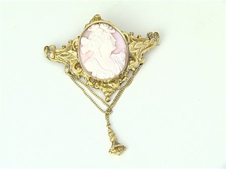 SPILLA SPILLA INIZIO XX SECOLO. In oro giallo bassa caratura centrata da...