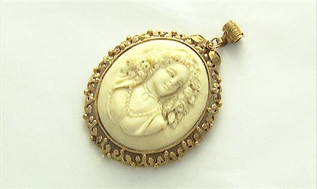 CIONDOLO CIONDOLO. In oro giallo 9 kt con centrale in avorio scolpito a...