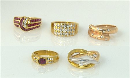 ANELLO LOTTO DI CINQUE ANELLI. In oro giallo, rosa e bianco 18 kt di...