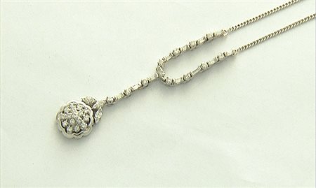 COLLANA COLLANA. In oro bianco 18 kt maglia groumette con settore centrale di...