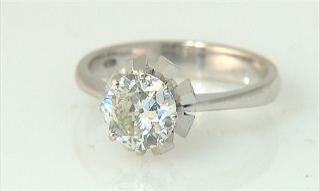 ANELLO ANELLO. In oro bianco 18 kt con al centro diamante solitario taglio...
