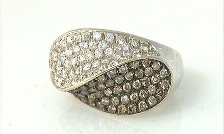 ANELLO ANELLO. In oro bianco 18 kt, trattenente due pavè contrapposti uno in...