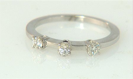 ANELLO ANELLO. In oro bianco 18 kt con tre diamanti taglio brillante per tot....
